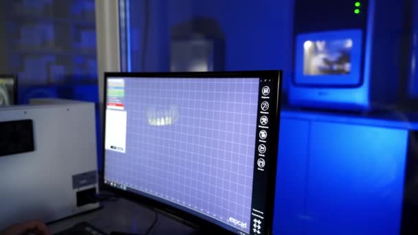牙科学的新技术 在实验室的计算机上工作的技师 蓝光下的牙科铣床 — 图库视频影像