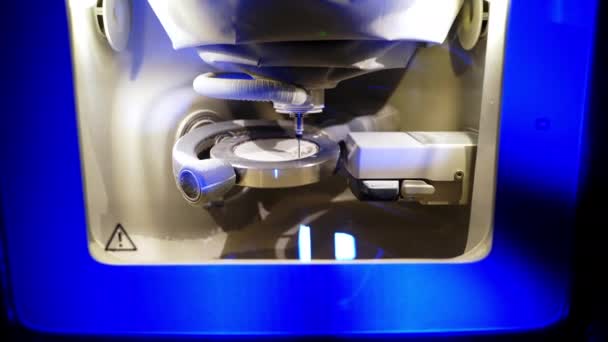 蓝光下的牙科机 制造陶瓷牙的先进设备 牙科学的现代技术 — 图库视频影像