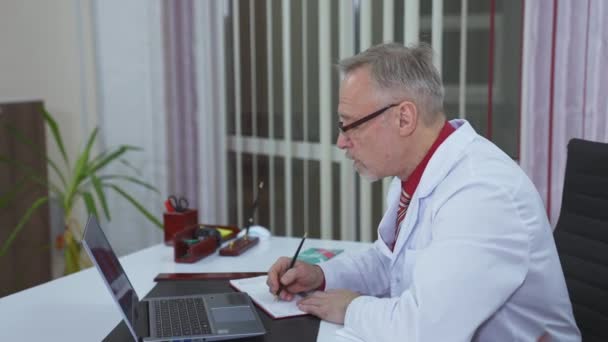 Distanzberatung Vom Krankenhaus Familientherapeut Spricht Mit Patient Über Laptop Arzt — Stockvideo