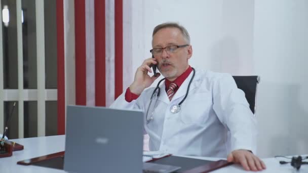 Consulta Médica Senior Con Teléfono Móvil Médico Profesional Bata Médica — Vídeo de stock