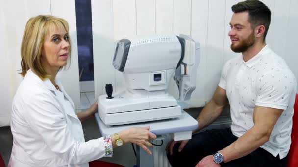 Офтальмолог Пациент Клинике Женщина Врач Тестирует Зрение Пациента Помощью Современного — стоковое видео