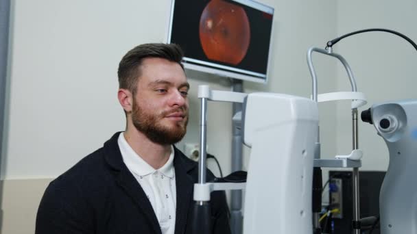 Mężczyzna Odwiedza Optykę Młody Brodaty Mężczyzna Testujący Oczy Gabinecie Okulisty — Wideo stockowe