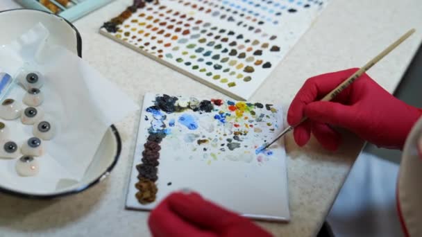 Master Painting Artificial Eye Medical Technician Uses Colors Special Brush — Stock Video
