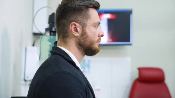 Портрет Человека Офтальмологической Клинике Молодой Человек Проверяет Свое Зрение Пациент — стоковое видео