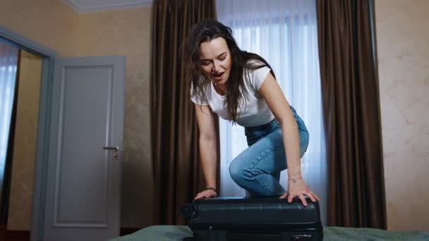 Genç Bir Kadın Bavulu Kapatmaya Çalışıyor Yorgun Bir Kadın Otel — Stok video