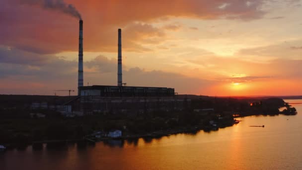 Fábrica Fundo Laranja Fábrica Química Nociva Sobre Rio Pôr Sol — Vídeo de Stock