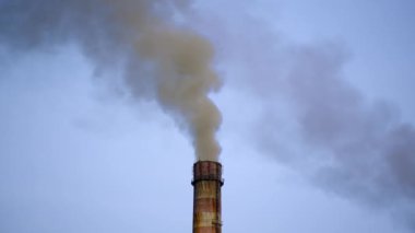 Endüstriden gelen duman bulutu. Akşamları gökyüzünü kaplayan endüstriyel kimyasal dumanlar. Atmosferde zararlı emisyonlar. Ekoloji tehlikede.