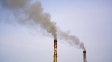 Gaz ve dumanlı sanayi bacaları. Metalurji endüstriyel fabrikasının buharlı kuleleri. Zehirli hava. Doğanın kirliliği. Zehirli maddeler.