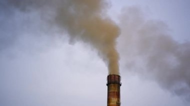 Tüp zararlı emisyonlar yayar. Çevreyi kirleten endüstriyel boru. Kimyasal dumanın geldiği boru fabrikası.