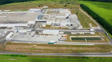 Yeşil ortamda büyük endüstri. Doğayla çevrili modern bir fabrika. Kırsal bölgedeki sanayi bölgesi. Hava görünümü.