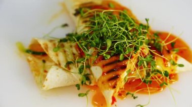 Lezzetli aperatif. Kırmızı sos, beyaz tabakta dönen lezzetli pidenin üzerine dökülüyor. Restoranda yeşil lahanalı lezzetli bir yemek..