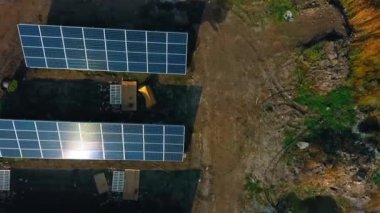 Güneş panelleri sahada. Güneş ışığı güneşli pillere yansıyor. Mavi paneller güneşten temiz enerji topluyor. Alternatif enerji. Üst görünüm.