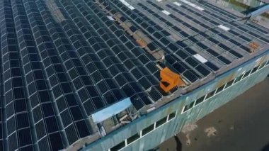 Modern güneş üniteleri bir binanın çatısında. Alternatif enerji santrali bir binanın çatısında. Ekolojik olarak temiz enerji. Sürdürülebilir enerji sistemi kavramı.