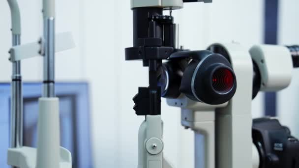 Nowoczesne Urządzenie Medyczne Gabinecie Okulistycznym Refraktometr Badania Wzroku Lekarz Sprawdza — Wideo stockowe