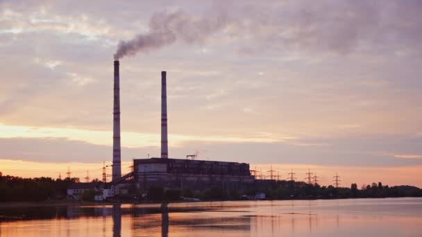 Schädliches Industriegebiet Über Dem Wasser Turmrohre Mit Giftigen Emissionen Aus — Stockvideo