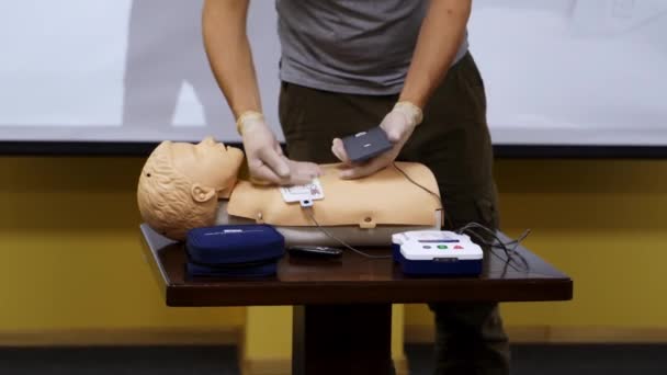 マネキンの最初の援助のための実践的なアドバイス 緊急事態でダミーをデモするトレーナー トレーニングコース — ストック動画