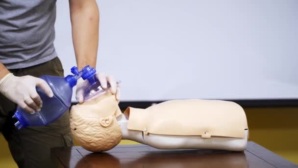 Szkolenie Centrum Medycznym Osoba Rękawiczkach Ochronnych Wykonująca Ćwiczenia Oddechowe Manekinie — Wideo stockowe