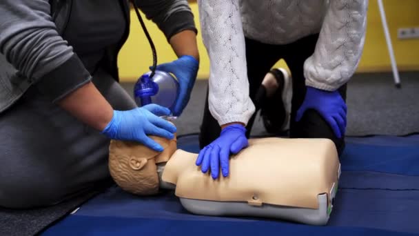 Reanimacja Pierwszej Pomocy Kobiety Rękawiczkach Bezpieczeństwa Próbują Techniki Resuscytacji Manekinach — Wideo stockowe