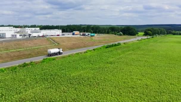 Αγροτική Κοντά Στη Σύγχρονη Βιομηχανία Πράσινο Χωράφι Κοντά Στο Δρόμο — Αρχείο Βίντεο