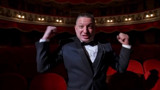 Šťastný Herec Temném Divadelním Sále Talentovaný Muž Obleku Stál Mezi — Stock video
