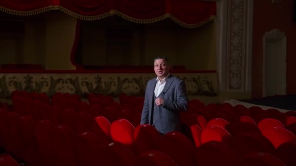 Monologue Actor Empty Theater Professional Performer Suit Standing Red Chairs — Stock Video