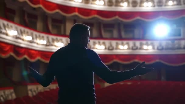 演说者站在舞台上面对明亮的聚光灯 古典剧场彩排期间男演员的背景图 — 图库视频影像
