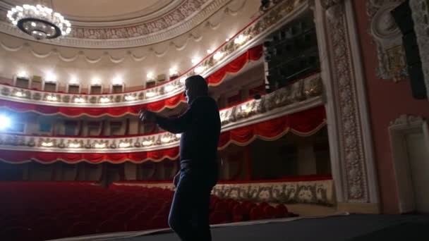 Pria Atas Panggung Dengan Latar Belakang Teater Klasik Latihan Sebelum — Stok Video