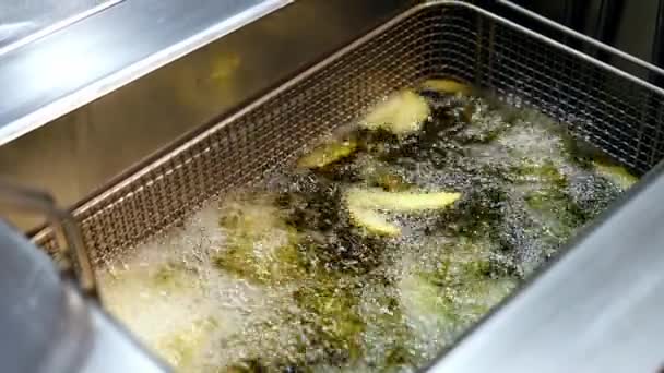 Kızartma Makinesinde Pişirmek Restoranda Kızgın Yağda Kızaran Altın Patates Kızartma — Stok video
