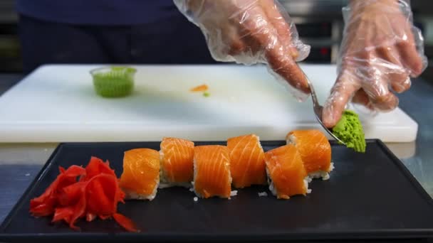 Profesionální Kuchař Ručně Zdobí Sushi Roll Servírovacím Talíři Zakázku Šéf — Stock video