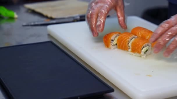 Χέρια Ενός Μάγειρα Που Σερβίρει Σούσι Χειροποίητο Νόστιμο Ψάρι Σούσι — Αρχείο Βίντεο