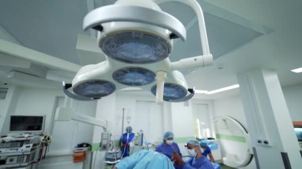 Vista Panorámica Sala Cirugía Lámpara Médica Grande Quirófano Cirujanos Realizan — Vídeos de Stock