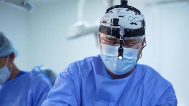 Cirugía Clínica Médicos Profesionales Uniforme Médico Azul Realizan Una Operación — Vídeos de Stock