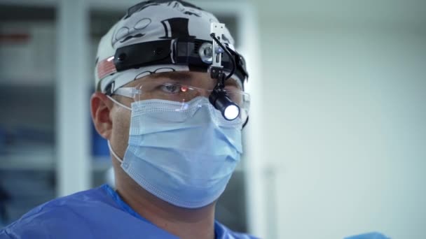 Porträtt Manlig Kirurg Medicinsk Mask Läkarens Ansikte Ficklampa Sjukhuset Hälsa — Stockvideo