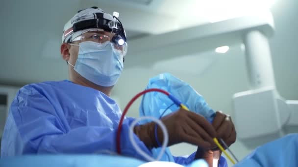 Professionell Kirurg Utför Operation Porträtt Medicinsk Specialist Medicinsk Mask Glas — Stockvideo