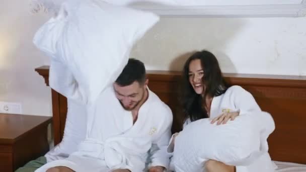 Boldog Pár Hotelben Pihen Férfi Háziköntösben Ágyban Fehér Kabátos Házaspár — Stock videók