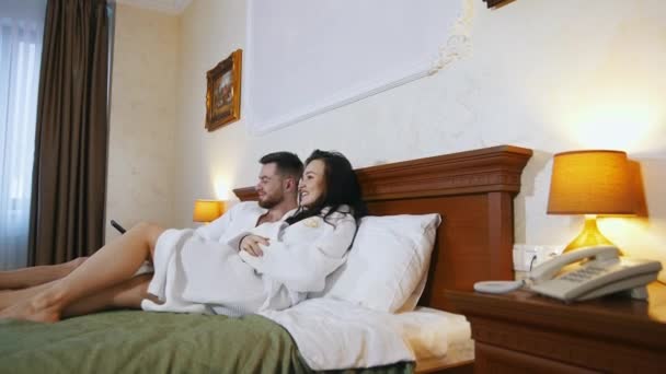 Młody Mężczyzna Kobieta Odpoczywają Hotelu Urocza Para Białych Szlafrokach Leżąca — Wideo stockowe