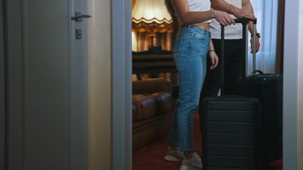 Paar Mit Reisetaschen Frau Und Mann Packen Ihre Koffer Und — Stockvideo