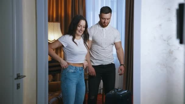 Junges Paar Mit Gepäck Schöne Frau Und Schöner Mann Halten — Stockvideo