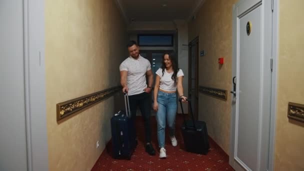 Young Couple Corridor Hotel Beautiful Woman Man Suitcases Leaving Hotel — Stock Video