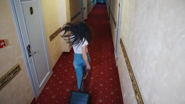 Szczęśliwa Kobieta Walizką Radosna Młoda Podróżniczka Spacerująca Korytarzem Hotelowym Bagażem — Wideo stockowe