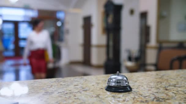 Otelde Çan Düğmesi Bavulu Masanın Üstünde Otel Çanına Basan Kadının — Stok video