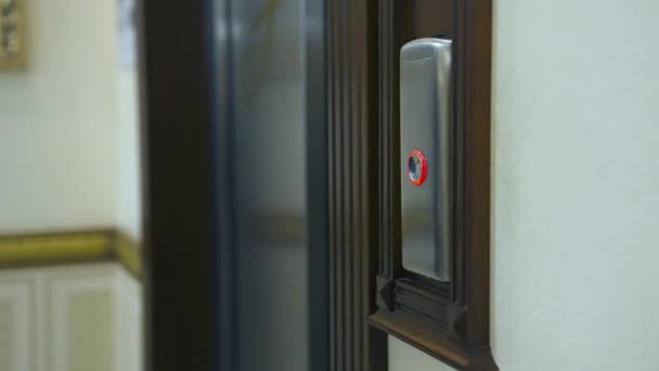 Adamın Eli Asansör Düğmesine Basıyor Ofiste Otelde Asansör Düğmesine Basan — Stok video