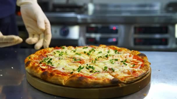 Utsökt Pizza Träskiva Händerna Handskarna Tar Bit Färdig Pizza Välbakad — Stockvideo