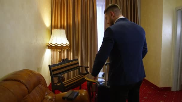 Schöner Mann Kommt Ein Hotelzimmer Eleganter Mann Zieht Seine Kostümjacke — Stockvideo