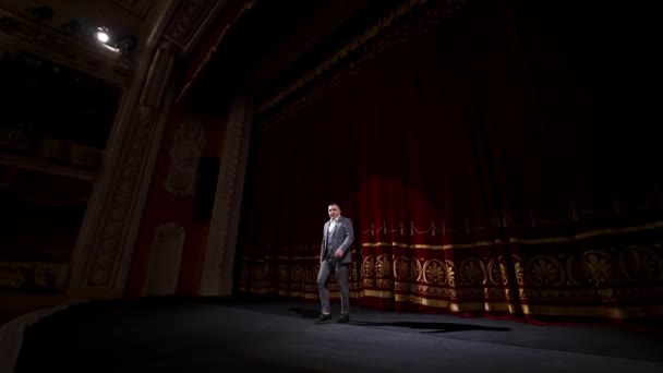 Ator Terno Palco Teatro Grande Comédia Masculina Contando Piadas Dançando — Vídeo de Stock