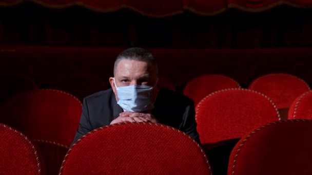 Tıp Maskeli Seyirci Tiyatroda Tek Başına Oturuyor Korumalı Maskeli Bir — Stok video