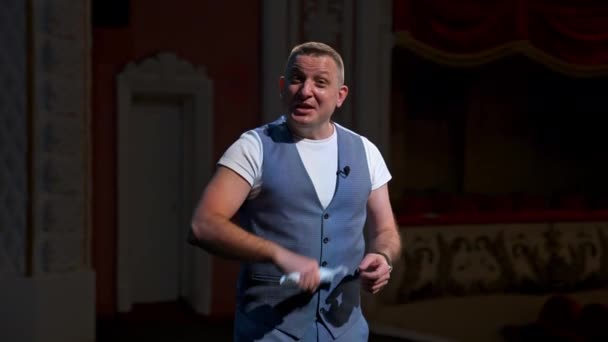 Presenter Atas Panggung Pria Memegang Topeng Medis Tangannya Dan Berbicara — Stok Video