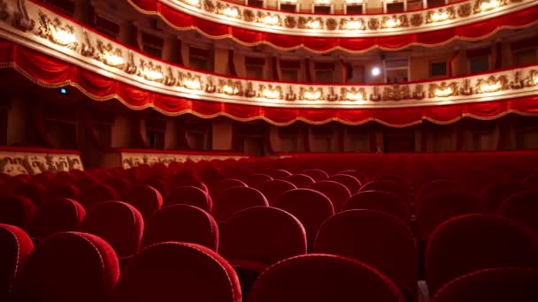 Tecrit Sırasında Seyircinin Olmadığı Klasik Tiyatro Opera Binasındaki Boş Koltuklar — Stok video