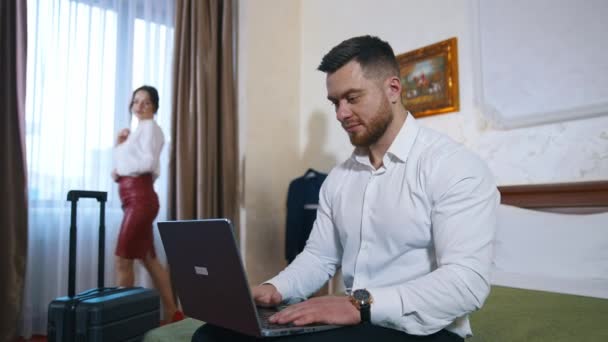 Handsome Man Laptop Hotel Young Couple Arrived Hotel Attractive Woman — Stock Video