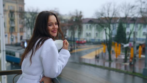 Hermosa Chica Tomando Café Balcón Mujer Joven Bata Blanca Disfruta — Vídeos de Stock